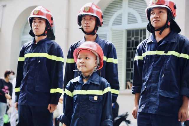 Buổi diễn tập xúc động: Cảnh sát chữa cháy thực hiện ước mơ cho em bé 7 tuổi mắc ung thư máu - Ảnh 5.