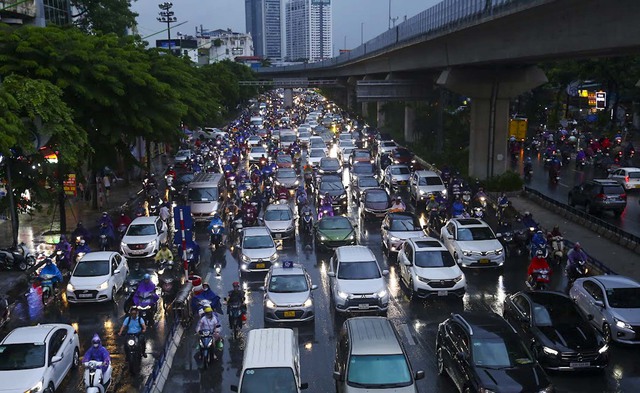 Hà Nội mưa cả ngày, nhiều người đổ về quê vào giờ cao điểm khiến đường phố ùn tắc nghiêm trọng nhiều giờ - Ảnh 3.