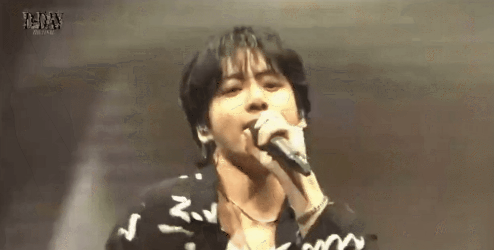 Jung Kook bất ngờ xuất hiện, diễn live Seven “cực cháy” trong concert của Suga dù đang bị ốm - Ảnh 4.