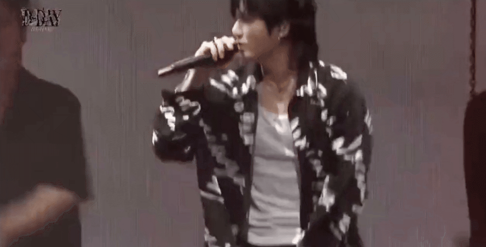 Jung Kook bất ngờ xuất hiện, diễn live Seven “cực cháy” trong concert của Suga dù đang bị ốm - Ảnh 6.