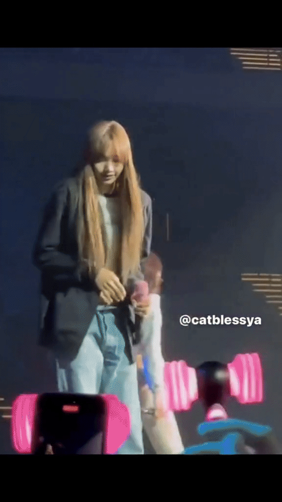 Kh&ocirc;ng phải kh&aacute;n giả, nh&acirc;n vi&ecirc;n concert l&agrave; người n&eacute;m gấu b&ocirc;ng l&ecirc;n s&acirc;n khấu khiến Lisa (BLACKPINK) c&oacute; phản ứng? - Ảnh 5.