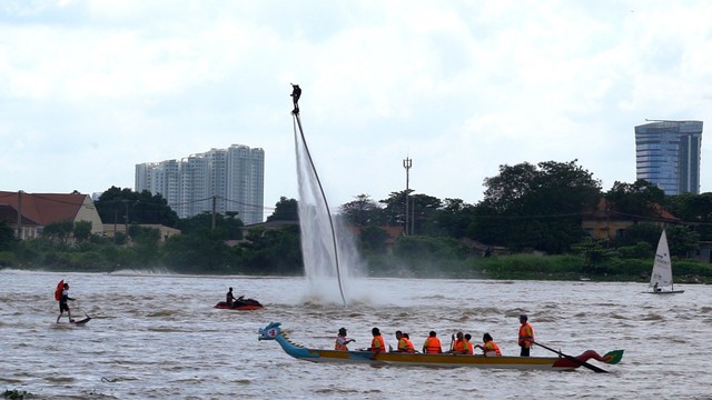 Người dân đội nắng xem đua thuyền truyền thống trên sông Sài Gòn - Ảnh 6.