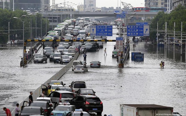 Đợt mưa lũ kỷ lục bộc lộ hạn chế của thành phố bọt biển ở Trung Quốc - Ảnh 1.