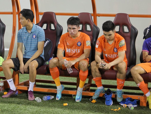 Cầu thủ SHB Đà Nẵng đổ gục sau trận thua SLNA, bước một chân xuống hạng ở V.League 2023 - Ảnh 3.