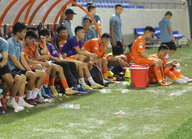 Cầu thủ SHB Đà Nẵng đổ gục sau trận thua SLNA, bước một chân xuống hạng ở V.League 2023 - Ảnh 1.
