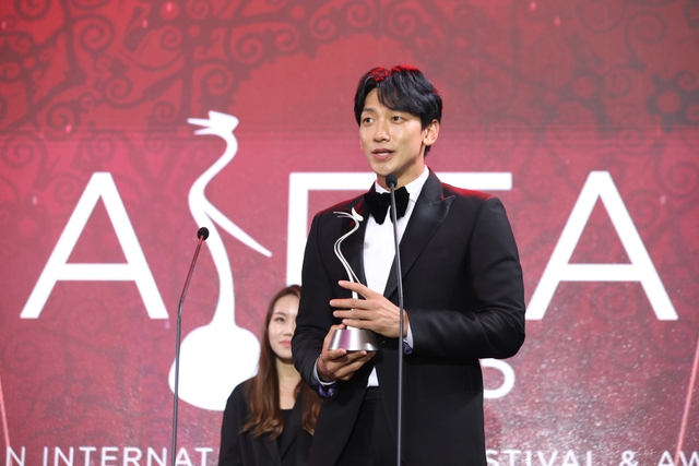 Bi Rain và phim Đêm Tối Rực Rỡ thắng giải ở LHP quốc tế ASEAN - Ảnh 2.