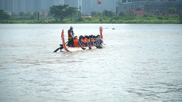 Người dân đội nắng xem đua thuyền truyền thống trên sông Sài Gòn - Ảnh 5.