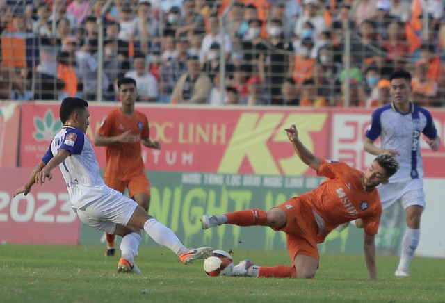 Cầu thủ SHB Đà Nẵng đổ gục sau trận thua SLNA, bước một chân xuống hạng ở V.League 2023 - Ảnh 12.