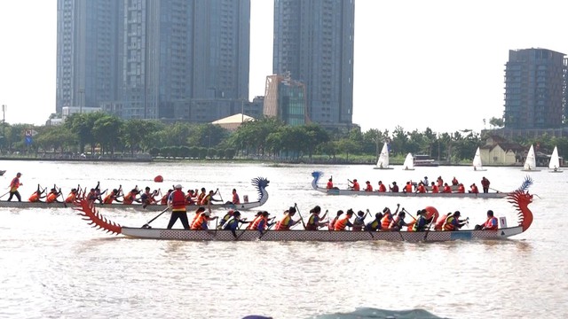 Người dân đội nắng xem đua thuyền truyền thống trên sông Sài Gòn - Ảnh 4.