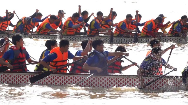 Người dân đội nắng xem đua thuyền truyền thống trên sông Sài Gòn - Ảnh 3.