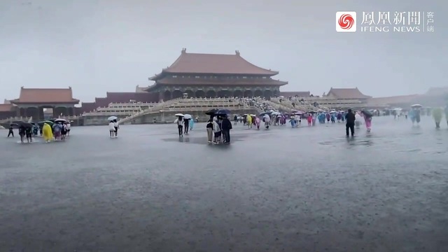 Mưa bão hoành hành khiến Cố cung Bắc Kinh xuất hiện cảnh tượng hiếm hoi: Tử Cấm Thành chưa từng ngập nước suốt 600 năm?