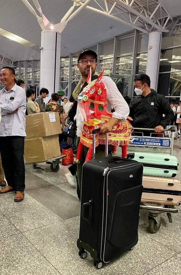 Người đàn ông ngoại quốc ôm vàng mã về quê: 'Tôi yêu mọi thứ của Hà Nội'