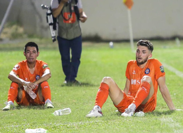 Cầu thủ SHB Đà Nẵng đổ gục sau trận thua SLNA, bước một chân xuống hạng ở V.League 2023 - Ảnh 6.