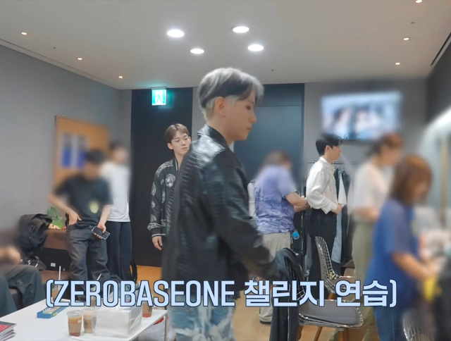 D.O. (EXO) bị nghi hút thuốc trong phòng chờ show âm nhạc, cư dân mạng Hàn phản đối - Ảnh 1.
