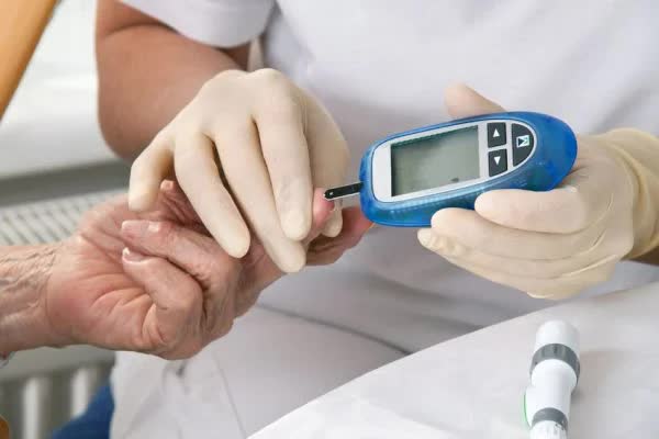 Ngủ dậy nên làm 5 việc để đường huyết được ổn định, phòng ngừa biến chứng tiểu đường - Ảnh 1.