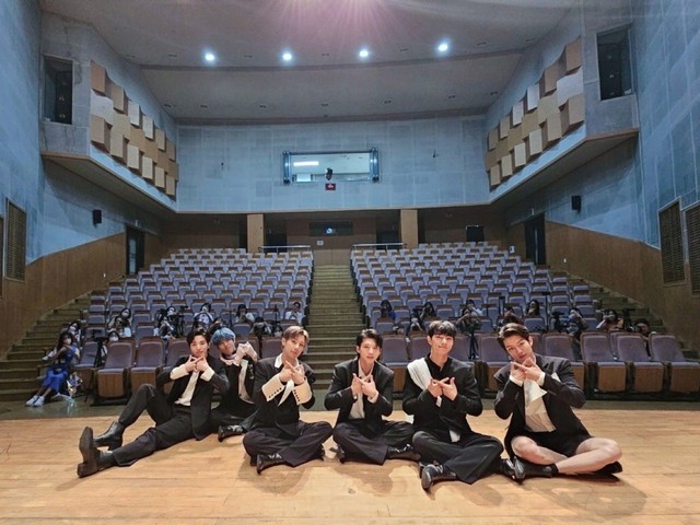 Tranh cãi nhóm nhạc nam top đầu Kpop một thời thuê hội trường lớn tổ chức sự kiện nhưng chỉ 25 fan tới - Ảnh 2.