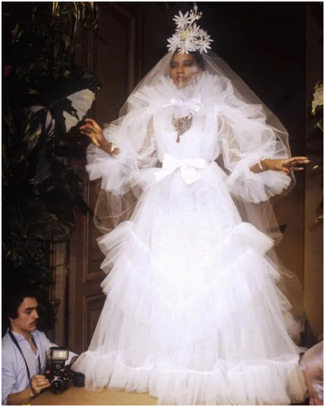 NTK Yves Saint Laurent và 11 mẫu váy cưới mang tính biểu tượng - Ảnh 4.