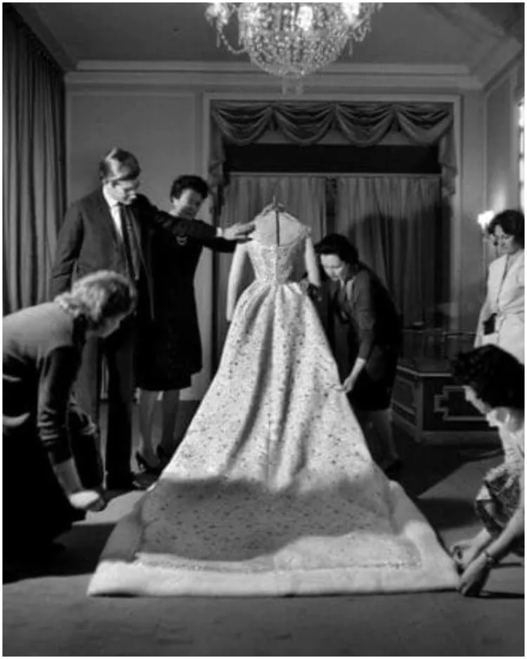 NTK Yves Saint Laurent và 11 mẫu váy cưới mang tính biểu tượng - Ảnh 2.