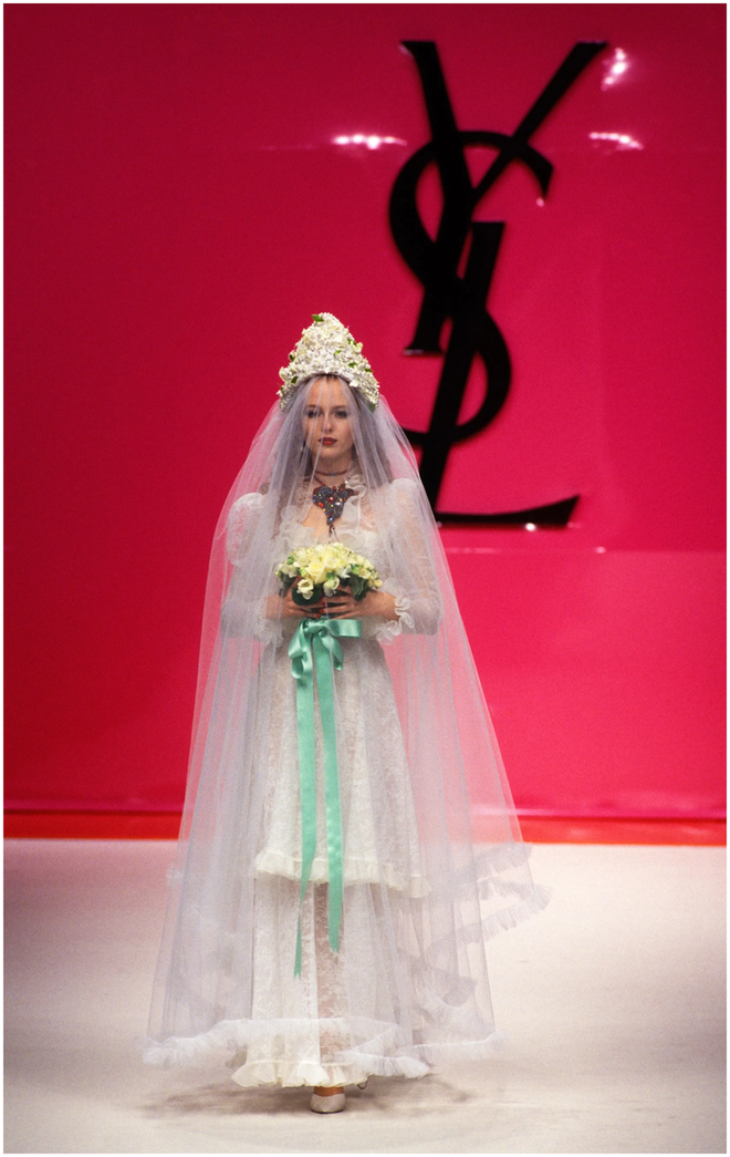 NTK Yves Saint Laurent và 11 mẫu váy cưới mang tính biểu tượng - Ảnh 6.