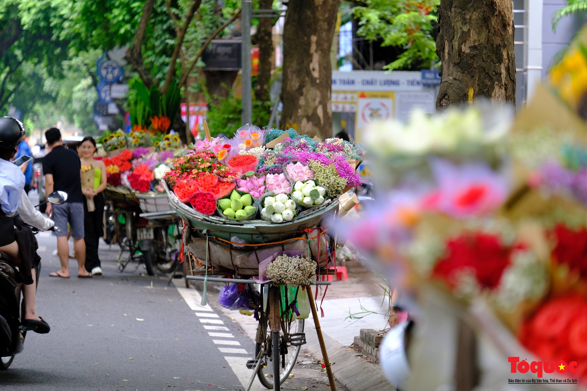 Hà Nội: Những chiếc xe hoa "gánh" cả trời thương nhớ