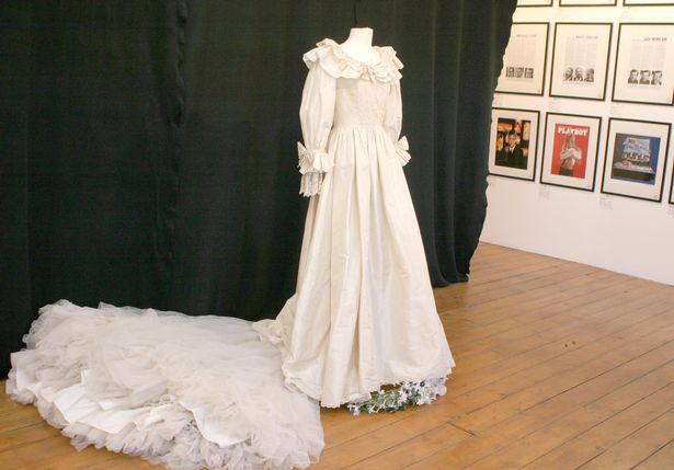 Nhà thiết kế váy cưới của Vương phi Diana từng suýt “ngất xỉu” khi thấy cô dâu xuất hiện trên TV - Ảnh 2.