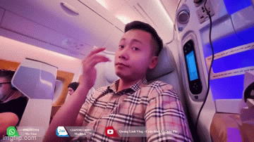 Quang Linh Vlogs bay hạng thương gia 100 triệu về Việt Nam nhưng cả chặng lại ngồi im thin thít vì lí do này - Ảnh 2.