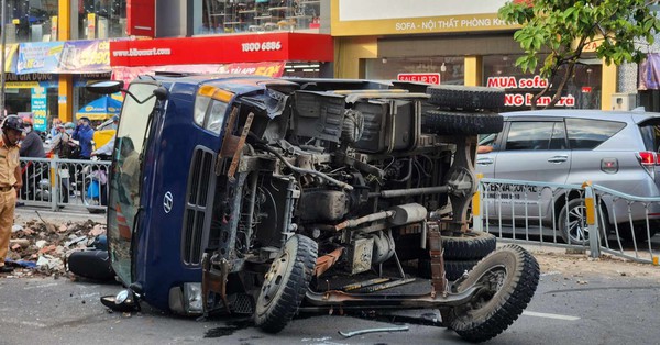 TPHCM: Người d&acirc;n n&acirc;ng xe ben, đưa c&ocirc; g&aacute;i bị mắc kẹt đi cấp cứu - Ảnh 1.