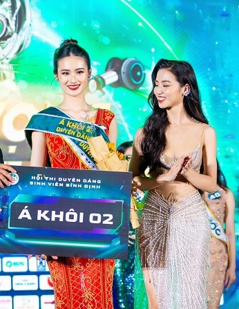 Hoa hậu Ý Nhi có động thái lạ, tháo bỏ 2 danh hiệu trên MXH giữa loạt ồn ào - Ảnh 3.