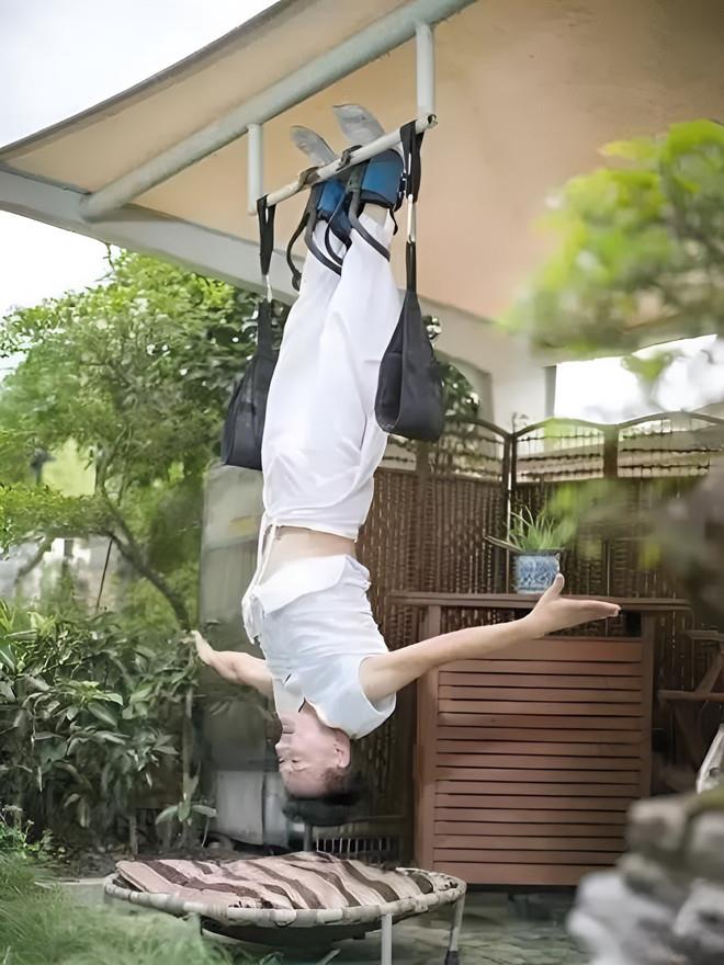 Cụ &ocirc;ng 73 tuổi nhưng ngoại h&igrave;nh như 40: B&iacute; quyết nằm ở 3 c&ocirc;ng thức v&agrave;ng nhiều người bỏ qua - Ảnh 2.
