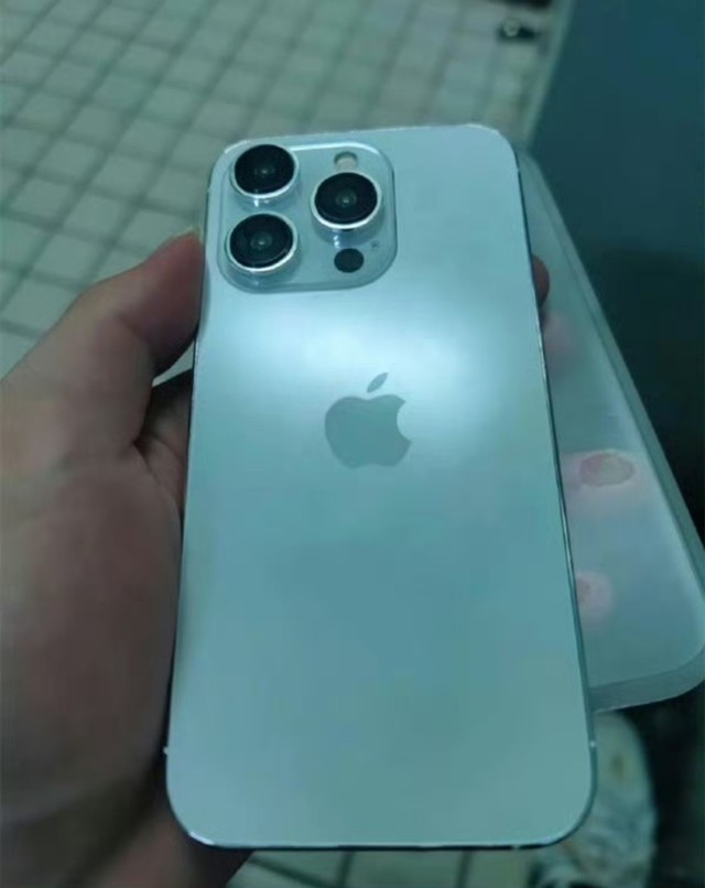 Mô hình cho thấy thiết kế hoàn chỉnh của iPhone 15 Pro, có thay đổi nổi bật so với iPhone 14 - Ảnh 4.