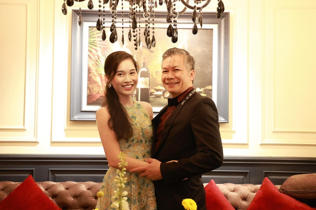 Shark Hưng được vợ kém 16 tuổi thơm má công khai tại sự kiện - Ảnh 3.