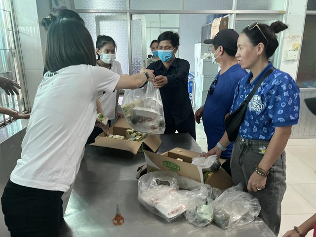 Vừa trở về từ World Cup, tiền vệ đội tuyển nữ Việt Nam đ&atilde; đi l&agrave;m từ thiện - Ảnh 3.