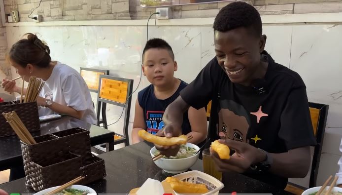 Biểu cảm lần đầu ăn phở của Lindo - bạn thân Quang Linh Vlogs khiến dân tình thắc mắc: Tưởng đâu là người Việt! - Ảnh 3.
