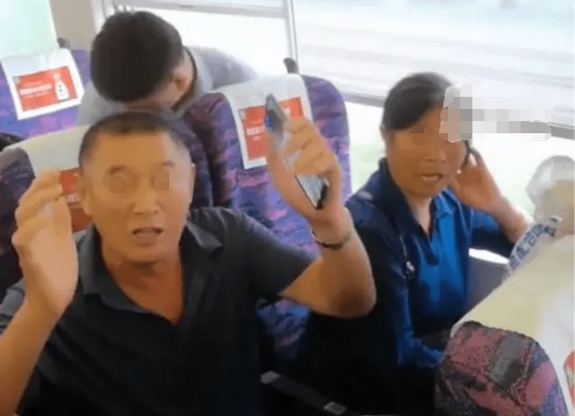 Yêu cầu trả lại chỗ ngồi, cô gái bị 2 cụ già mắng té tát, ngang ngược khiến ai nghe cũng tức giận