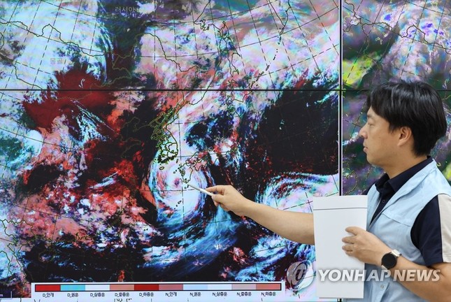 Bão Khanun đe dọa 'càn quét' Hàn Quốc, Nhật Bản, hàng trăm chuyến bay bị hủy