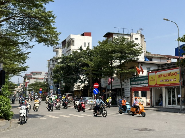 Miền Bắc đ&oacute;n nắng n&oacute;ng, miền Nam mưa rất to - Ảnh 1.