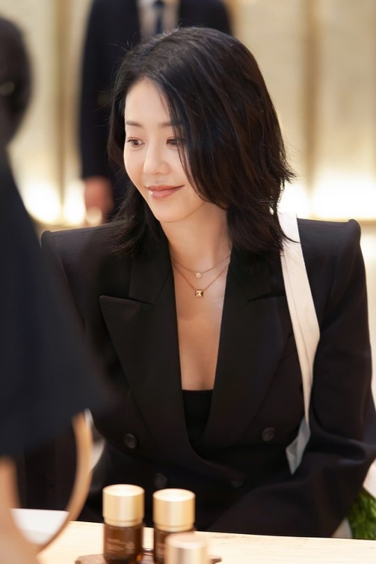 Go Hyun Jung khoe vẻ quyến rũ ở tuổi 52, khác hẳn hình ảnh “nàng dâu bị gia tộc Samsung ruồng bỏ” năm nào - Ảnh 3.