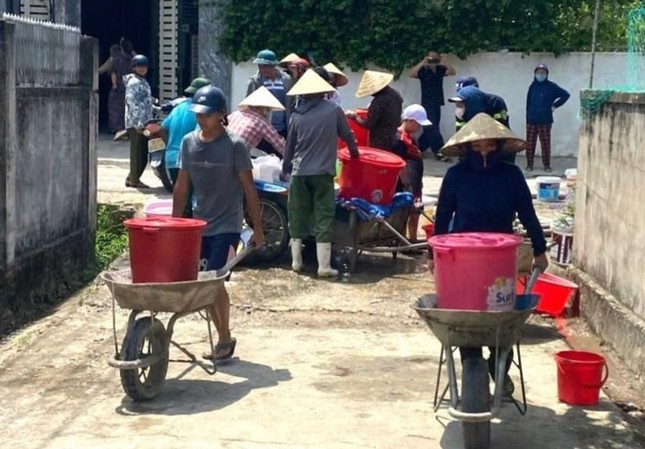 Hồ đập trơ đáy, lực lượng chức năng dùng xe chữa cháy tiếp tế nước sạch cho 12.000 hộ dân - Ảnh 3.