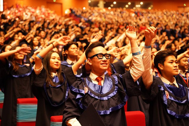 Toàn cảnh lễ trao bằng tốt nghiệp tại trường ĐH được mệnh danh Harvard Việt Nam của gần 1.800 sinh viên - Ảnh 20.