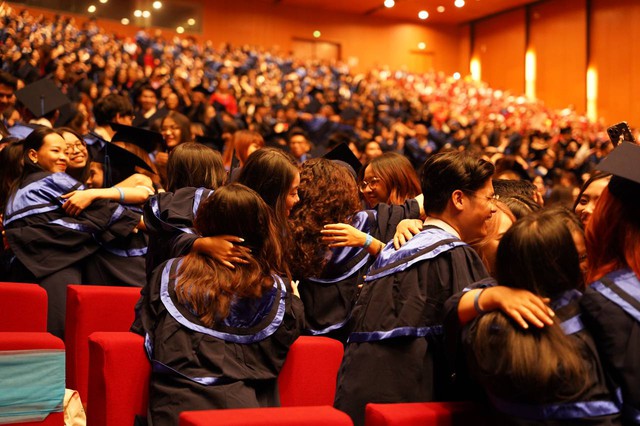 Toàn cảnh lễ trao bằng tốt nghiệp tại trường ĐH được mệnh danh Harvard Việt Nam của gần 1.800 sinh viên - Ảnh 11.