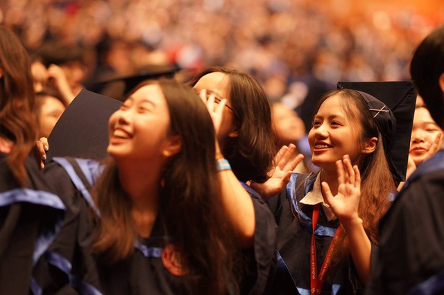 Toàn cảnh lễ trao bằng tốt nghiệp tại trường ĐH được mệnh danh Harvard Việt Nam của gần 1.800 sinh viên - Ảnh 8.