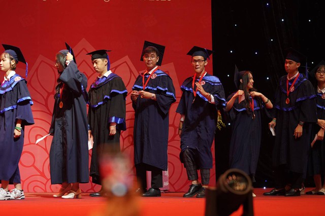 Toàn cảnh lễ trao bằng tốt nghiệp tại trường ĐH được mệnh danh Harvard Việt Nam của gần 1.800 sinh viên - Ảnh 7.