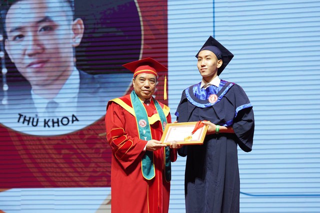 Toàn cảnh lễ trao bằng tốt nghiệp tại trường ĐH được mệnh danh Harvard Việt Nam của gần 1.800 sinh viên - Ảnh 5.