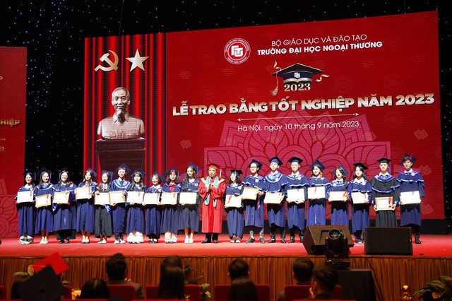 Toàn cảnh lễ trao bằng tốt nghiệp tại trường ĐH được mệnh danh Harvard Việt Nam của gần 1.800 sinh viên - Ảnh 4.