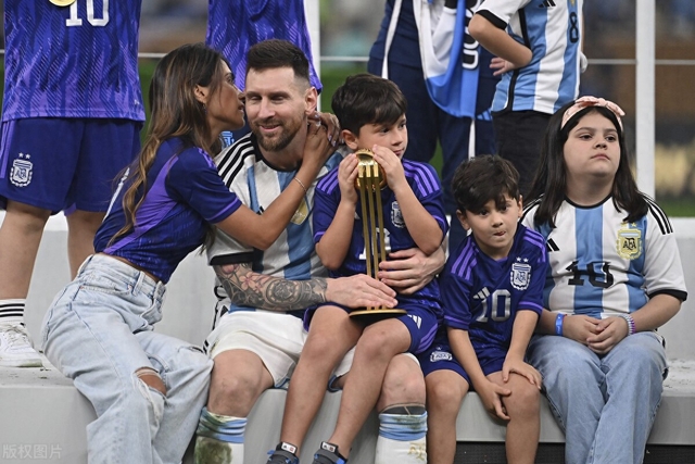 10 BÀI HỌC từ siêu sao bóng đá Messi: Đừng bán đứng bạn bè, không theo đuổi tiền bạc, luôn cho đi mọi thứ - Ảnh 4.