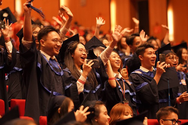 Toàn cảnh lễ trao bằng tốt nghiệp tại trường ĐH được mệnh danh Harvard Việt Nam của gần 1.800 sinh viên - Ảnh 19.