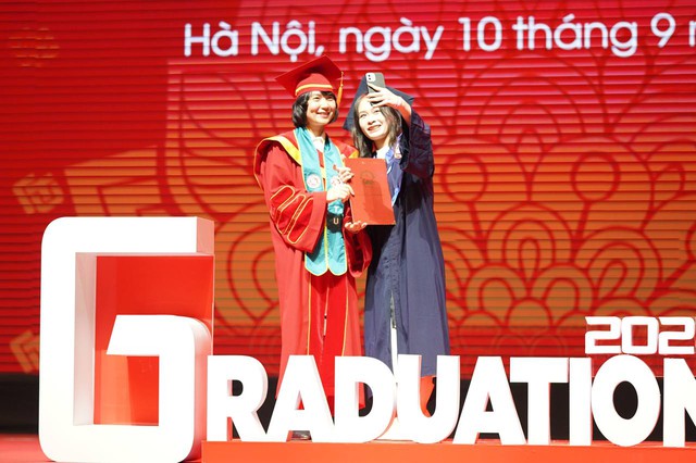 Toàn cảnh lễ trao bằng tốt nghiệp tại trường ĐH được mệnh danh Harvard Việt Nam của gần 1.800 sinh viên - Ảnh 18.