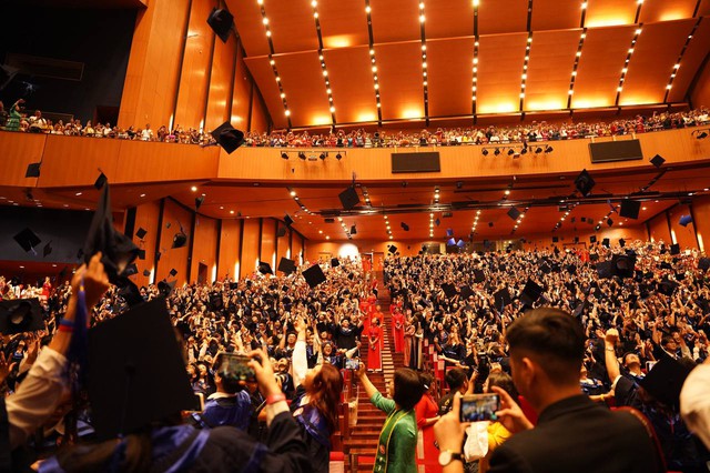 Toàn cảnh lễ trao bằng tốt nghiệp tại trường ĐH được mệnh danh Harvard Việt Nam của gần 1.800 sinh viên - Ảnh 16.
