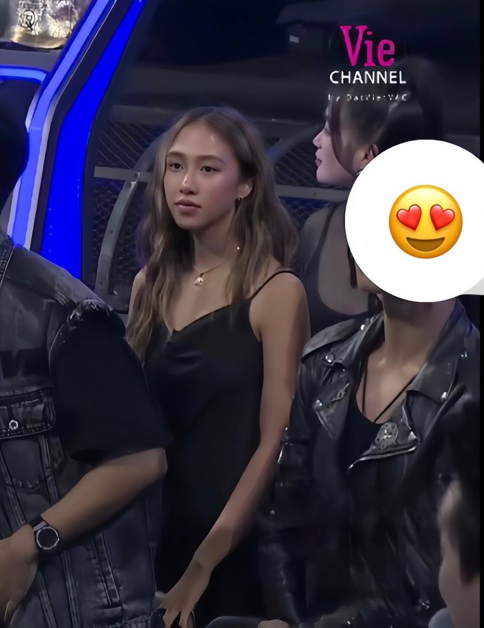 Con gái Thái VG lên đồ xem chung kết Rap Việt, nhan sắc trên sóng truyền hình gây chú ý - Ảnh 1.
