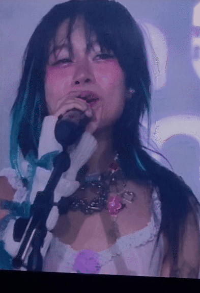 Lần đầu diễn chung s&acirc;n khấu hậu chia tay: tlinh kh&oacute;c đến lạc giọng, MCK anh đ&atilde; ổn hơn - Ảnh 4.